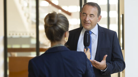 Hessens Finanzminister Professor Dr. R. Alexander Lorz  Hessens Finanzminister Professor Dr. R. Alexander Lorz im Interview