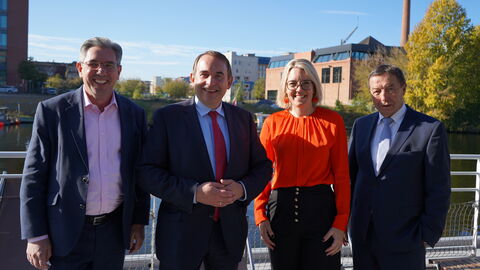 Zu sehen sind (von links nach rechts): Sven Schumann (Stellvertretender Vorsitzender Bündnis Ökonomische Bildung Deutschland), Hessens Finanzminister Professor Dr. R. Alexander Lorz, Professor Dr. Christine Laudenbach (Goethe-Universität Frankfurt) und Rainer Schwarz (Präsident der IHK Gießen-Friedberg).   Zu sehen sind (von links nach rechts): Sven Schumann (Stellvertretender Vorsitzender Bündnis Ökonomische Bildung Deutschland), Hessens Finanzminister Professor Dr. R. Alexander Lorz, Professor Dr. Christine Laudenbach (Goethe-Universität Frankfurt) und Rainer Schwarz (Präsident der IHK Gießen-Friedberg).