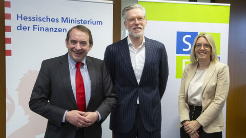 Zu sehen sind von links nach rechts: Hessens Finanzminister Professor Dr. R. Alexander Lorz sowie Professor Dr. Andreas Hackethal und Professorin Dr. Christine Laudenbach (beide vom Leibniz-Institut für Finanzmarktforschung SAFE).