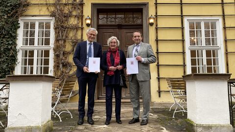 Sie freuten sich heute über die geschlossene  Kooperationsvereinbarung: Dr. Jochen Cornelius-Bundschuh (Leiter der Stiftung Adam von Trott), Verena Onken von Trott (Tochter von Adam von Trott) und Hessens Finanzminister Professor Dr. R. Alexander Lorz (von links nach rechts). 