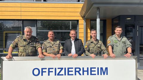 Bei seiner Sommerreise 2024 konnte sich Finanzminister Lorz (Bildmitte) vor Ort in Fritzlar vom Baufortschritt überzeugen. Zu sehen ist er hier mit Oberstleutnant Dirk Spengler, Oberstabsfeldwebel Thomas Pauli, Major Tobias Kaiser sowie Oberstleutnant Christopher Herz vor dem Offizierheim (von links nach rechts).