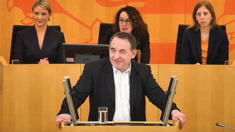 Finanzminister Lorz steht am Rednerpult des Landtages und spricht. 