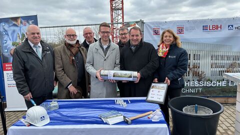 Die Zeitkapsel wird in den Grundstein eingebracht.