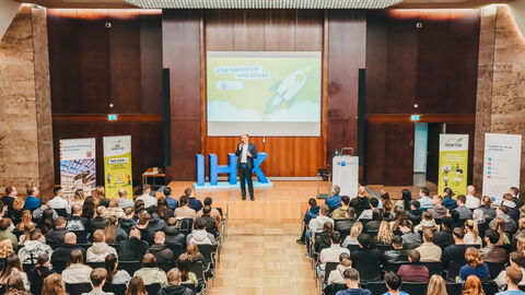 Staatssekretär Uwe Becker bei der Eröffnung des Zukunftstags.
