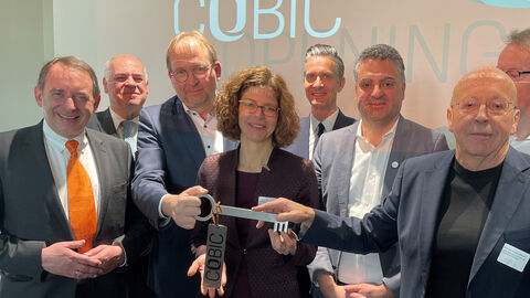 Symbolische Schlüsselübergabe zum neuen CoBIC-Gebäude, zu sehen sind von links nach rechts: Hessens Finanzminister Professor Dr. R. Alexander Lorz, LBIH-Direktor Thomas Platte, Goethe-Universitätspräsident Professor Dr. Enrico Schleiff, MPIEA-Direktorin Professorin Dr. Melanie Wald-Fuhrmann, MPG-Vizepräsident Professor Dr. Christian Doeller, CoBIC-Direktor Dr. Christian Kell und ESI-Direktor Professor Dr. Dr. h.c. Lothar Willmitzer. Symbolische Schlüsselübergabe zum neuen CoBIC-Gebäude, zu sehen sind von links nach rechts: Hessens Finanzminister Professor Dr. R. Alexander Lorz, LBIH-Direktor Thomas Platte, Goethe-Universitätspräsident Professor Dr. Enrico Schleiff, MPIEA-Direktorin Professorin Dr. Melanie Wald-Fuhrmann, MPG-Vizepräsident Professor Dr. Christian Doeller, CoBIC-Direktor Dr. Christian Kell und ESI-Direktor Professor Dr. Dr. h.c. Lothar Willmitzer.