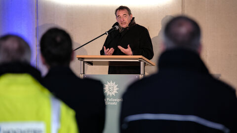 Hessens Finanzminister Professor Dr. R. Alexander Lorz richtet sich mit einem Grußwort an die Gäste des Richtfestes. Hessens Finanzminister Professor Dr. R. Alexander Lorz richtet sich mit einem Grußwort an die Gäste des Richtfestes.