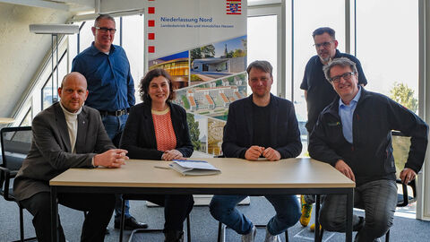 Freuen sich über die Vertragsunterzeichnung (von links nach rechts): Leonhard Lemke (Kommissarischer LBIH-Niederlassungsleiter der NL Nord), Michael Grosch (Jurist in der NL Nord), Tanja Landau (Bereichsleiterin Gebäudemanagement Niederlassung Nord), Knut Stolle (Vorstand DJH-Landesverband Hessen e.V.), Sascha Forderung (DJH - kommissarische Hausleitung), Dr. Klaus Becker (Vorstand DJH-Landesverbandes Hessen e.V.).