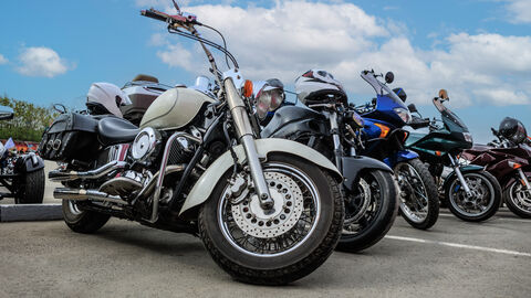 Parkende Motorräder.