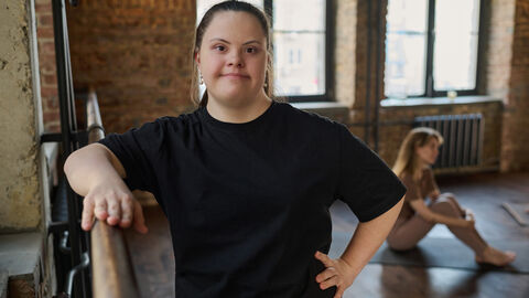 Zwei Frauen beim Training in einem Sportstudio.