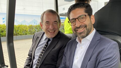 Sie haben heute den HessenFonds vorgestellt: Finanzminister Professor Dr. R. Alexander Lorz und Wirtschaftsminister Kaweh Mansoori bei der Rundfahrt über das Unternehmensgelände von Jarltech in Usingen.