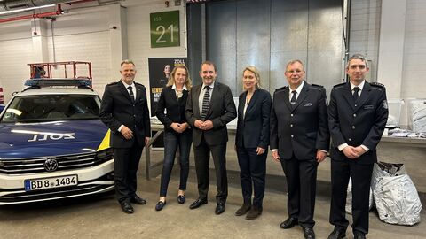 Finanzminister Lorz (3.v.l.) und Staatssekretärin Hölscher (2.v.l.) mit Vertretern des Zolls in Frankfurt. Finanzminister Lorz und Staatssekretärin Hölscher  mit Vertretern des Zolls in Frankfurt.