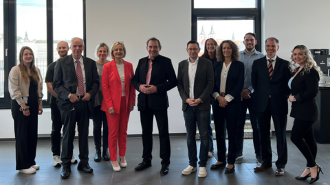 Wie arbeitet die größte Erbschaftsteuerstelle in Hessen? Finanzminister Professor R. Alexander Lorz informierte sich gemeinsam mit Oberfinanzpräsidentin Konstanze Bepperling vor Ort und tauschte sich mit den Beschäftigten der Erbschaftsteuerstelle aus. 