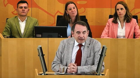 Finanzminister Lorz steht am Rednerpult des Landtages und spricht.