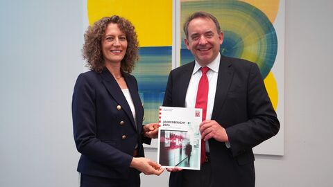 Hessens Finanzminister Professor Dr. R. Alexander Lorz und Oberfinanzpräsidentin Konstanze Bepperling stellen den Jahresbericht 2024 der Oberfinanzdirektion Frankfurt am Main vor. Hessens Finanzminister Professor Dr. R. Alexander Lorz und Oberfinanzpräsidentin Konstanze Bepperling stellen den Jahresbericht 2024 der Oberfinanzdirektion Frankfurt am Main vor.