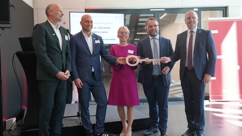 Symbolische Schlüsselübergabe für das CRA mit TU-Vizepräsident Matthias Oechsner, TU-Kanzler Martin Lommel, TU-Präsidentin Tanja Brühl sowie Hessens Wissenschaftsminister Timon Gremmels und Finanzstaatssekretär Uwe Becker (von links nach rechts).