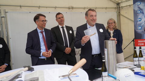 Grundsteinlegung für die Gebäude C und Z am Frankfurter Justizzentrum: Hessens Finanzminister Professor Dr. R. Alexander Lorz befüllt die Zeitkapsel für den Grundstein mit einem Umschlag, der Münzen enthält.