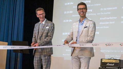 Arnulf Hartleitner, der kaufmännische Direktor des Herz-Kreislauf-Zentrums und Dr. Kai Haberzettl, stellvertretender Direktor des Studienzentrums schneiden zur feierlichen Eröffnung das Band durch. 