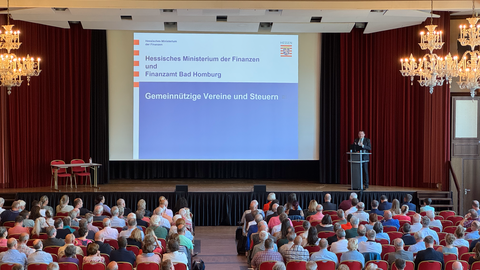 Minister Lorz spricht bei der Veranstaltungsreihe Vereine und Steuern in Bad Homburg.