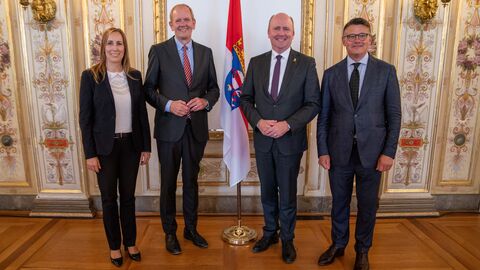 Führungswechsel im Hessischen Rechnungshof: Hessens Ministerpräsident Boris Rhein (rechts) und Landtagspräsidentin Astrid Wallmann (links) danken dem scheidenden Rechnungshofpräsidenten Dr. Walter Wallmann (2.v.l.) für sein Engagement und heißen Finanzstaatssekretär Uwe Becker (2.v.r.) als Nachfolger im Amt willkommen.