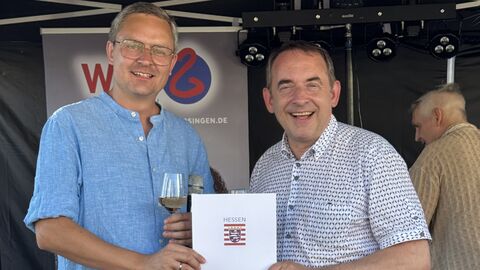 Finanzminister Professor Dr. R. Alexander Lorz (rechts im Bild) überreicht den Förderbescheid an den Vorsitzenden des Breckenheimer Kulturklubs, Manuel Köhler.