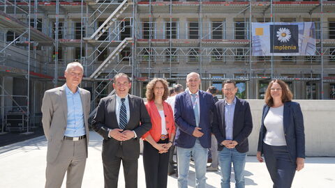 Sven Beißwenger, Vertreter der Amtsleitung im Finanzamt Dieburg, Finanzminister Prof. Dr. R. Alexander Lorz, Oberfinanzpräsidentin Konstanze Bepperling, Direktor des Landesbetriebs Bau und Immobilien Hessen Thomas Platte, Zentralabteilungsleiter im HMdF Michael Hohmann und Pia Mangold, Amtsleiterin des Finanzamts Dieburg freuten sich über den erfolgreichen Baufortschritt.