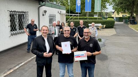 Hessens Finanzminister Professor Dr. R. Alexander Lorz überreicht den Förderbescheid an den Vereinsvorstand der Biebricher Sportschützen.