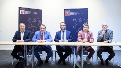 Von links nach rechts zu sehen: Professor Dr. Karim Khakzar (Sprecher der Hessischen Hochschulen für Angewandte Wissenschaften),  Professor Dr. R. Alexander Lorz (Hessischer Finanzminister), Timon Gremmels (Hessischer Minister für Wissenschaft und Forschung, Kunst und Kultur), Professor Dr. Thomas Nauss (Sprecher der Konferenz Hessischer Universitätspräsidien), Professor Elmar Fulda (Sprecher der Hessischen Kunsthochschulen). Von links nach rechts zu sehen: Professor Dr. Karim Khakzar (Sprecher der Hessischen Hochschulen für Angewandte Wissenschaften),  Professor Dr. R. Alexander Lorz (Hessischer Finanzminister), Timon Gremmels (Hessischer Minister für Wissenschaft und Forschung, Kunst und Kultur), Professor Dr. Thomas Nauss (Sprecher der Konferenz Hessischer Universitätspräsidien), Professor Elmar Fulda (Sprecher der Hessischen Kunsthochschulen).
