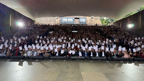 Blick von der Bühne ins Publikum: Dort sitzen die 265 frischgebackenen Diplom-Finanzwirtinnen und Diplom-Finanzwirte, die sich gemeinsam mit ihren Familien, Freunden und dem Lehrpersonal des Studienzentrums über ihre erfolgreichen Abschlüsse freuen.