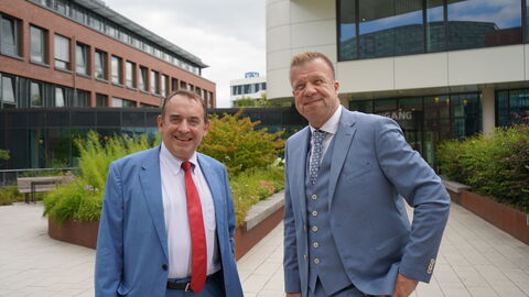 Hessens Finanzminister Professor Dr. R. Alexander Lorz (links) informiert sich in Gießen beim Vorstandssprecher der Volksbank Mittelhessen, Dr. Lars Witteck (rechts), über die Möglichkeiten von Wachstum und Innovation von Regionalbanken. Hessens Finanzminister Professor Dr. R. Alexander Lorz informiert sich in Gießen beim Vorstandssprecher der Volksbank Mittelhessen, Dr. Lars Witteck, über die Möglichkeiten von Wachstum und Innovation von Regionalbanken.