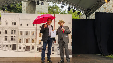 Hessens Finanzminister Professor Dr. R. Alexander Lorz hat den Förderbescheid an Wolfgang Vielsack überreicht, der Mitbegründer des kuenstlerhaus43 ist, das die Sommerfestspiele organisiert.