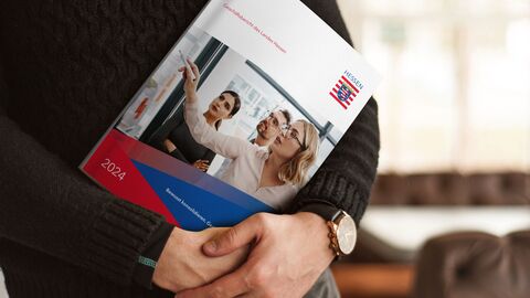 Ein Mann hält den Geschäftsbericht 2024 des Landes Hessen in den Händen. Ein Mann hält den Geschäftsbericht 2024 des Landes Hessen in den Händen.