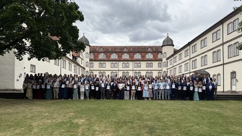 Zu sehen sind die frischgebackenen Finanzwirtinnen und Finanzwirte mit Oberfinanzpräsidentin Konstanze Bepperling und dem Lehrbereichsleiter der Landesfinanzschule, David Blech.