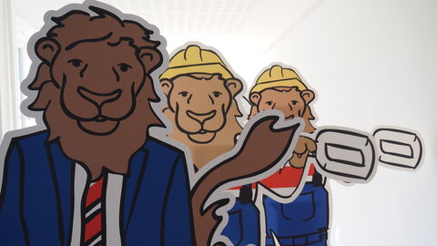 Zu sehen sind drei Pappaufsteller des Hessenkasse-Löwens.