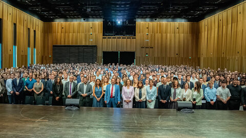 Sie wurden heute feierlich von Hessens Finanzminister Professor Dr. R. Alexander Lorz vereidigt: 753 Anwärterinnen und Anwärter, die in der Hessischen Steuerverwaltung durchstarten. 