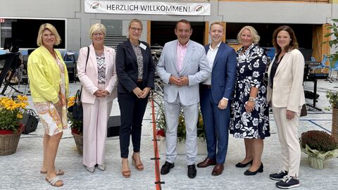 Zu sehen sind (von links nach rechts) Angela Kirchhoff (Direktorin des benachbarten Lichtenberg-Oberstufengymnasiums Bruchköbel), Schulamtsleiterin Silke Siekemeyer, Nina Hamacher (stellvertretende Schulleiterin der Heinrich-Böll-Schule), Hessens Finanzminister Professor Dr. R. Alexander Lorz, Jannik Marquart (Kreisbeigeordneter des Main-Kinzig-Kreises), Christine Georg (Schulleiterin der Heinrich-Böll-Schule) und Sylvia Braun (Bürgermeisterin von Bruchköbel).