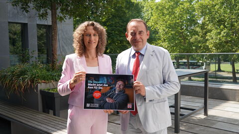 Sie haben einen völlig neuartigen Ansatz in der Hessischen Steuerverwaltung vorgestellt: Finanzminister Professor Dr. R. Alexander Lorz und Oberfinanzpräsidentin Konstanze Bepperling präsentierten das Pilotprojekt „Die Steuer macht jetzt das Amt!".  