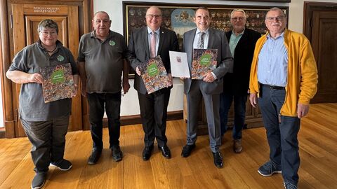 Hessens Finanzminister Lorz überreicht den Förderbescheid an den Alsfelder Städtepartnerschaftsverein.