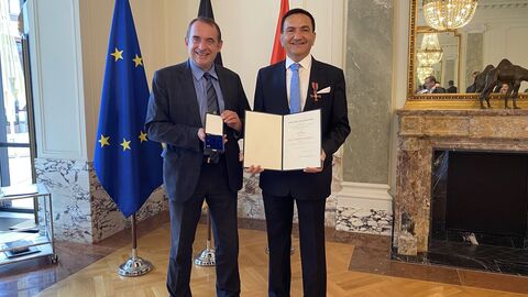 Hessens Finanzminister Professor Dr. R. Alexander Lorz (links im Bild) überreicht das Bundesverdienstkreuz am Bande an Nabiel Khubeis (rechts im Bild) aus Wiesbaden.