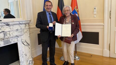 Hessens Finanzminister Professor Dr. R. Alexander Lorz überreicht die Bundesverdienstmedaille an Dr. Jutta Kaestner aus Walluf. 