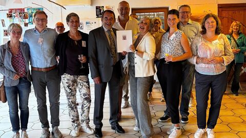 Hessens Finanzminister Professor Dr. R. Alexander Lorz überreicht den Förderbescheid über 2000 Euro an das Team des Kulturladen Medenbach e.V.