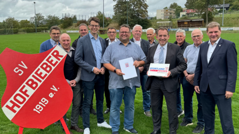 Finanzminister Lorz überreicht 50.000 Euro an SV Hofbieber.