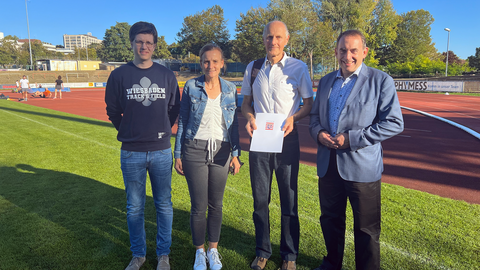 Finanzminister Lorz (r.) überreicht den Lottobescheid über 1000 Euro an den Leichtathletik-Verein Wiesbaden. Finanzminister Lorz (r.) überreicht den Lottobescheid über 1000 Euro an den Leichtathletik-Verein Wiesbaden.