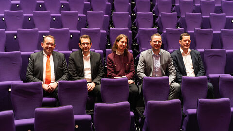 Zu sehen sind auf den Publikumsplätzen des Staatstheaters von links nach rechts: Hessens Finanzminister Professor Dr. R. Alexander Lorz, Darmstadts Oberbürgermeister Hanno Benz, LBIH-Projektmanagerin Susanne Ritter, Wissenschaftsstaatssekretär Christoph Degen und Intendant Karsten Wiegand.