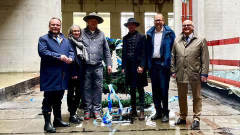 Richtfest Institutsgebäude der Informatik und Mathematik an der Goethe-Universität Frankfurt  Mehrere Personen stehen im Rohbau