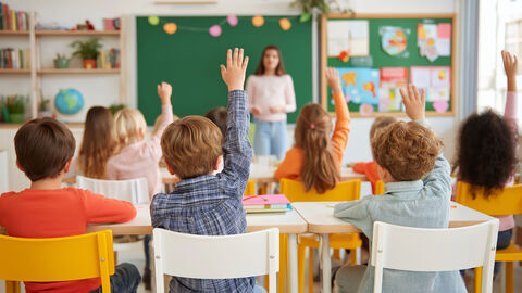 Eine Lehrerin mit Schülerinnen und Schülern im Unterricht. Eine Lehrerin mit Schülerinnen und Schülern im Unterricht.