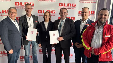 Finanzminister Lorz (3.v.r.) überreicht die Bescheide über insgesamt 310.000 Euro.