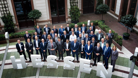 Gruppenbild der Teilnehmerinnen und Teilnehmer des Rüstungsgipfels in der Hessischen Staatskanzlei.