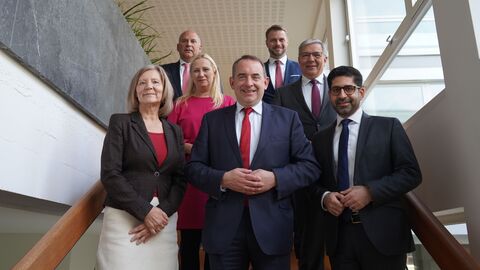 Sie haben die Verteilung des Geldes aus dem Sondervermögen Infrastruktur des Bundes beschlossen (von links nach rechts): Anita Schneider, Präsidentin Hessischer Landkreistag; Innenminister Professor Dr. Roman Poseck; Gesundheitsministerin Diana Stolz; Finanzminister Professor Dr. R. Alexander Lorz; Dr. Johannes Hanisch, Erster Vizepräsident Hessischer Städte- und Gemeindebund: Gert-Uwe Mende, Präsident Hessischer Städtetag; Stellvertretender Ministerpräsident und Wirtschaftsminister Kaweh Mansoori.