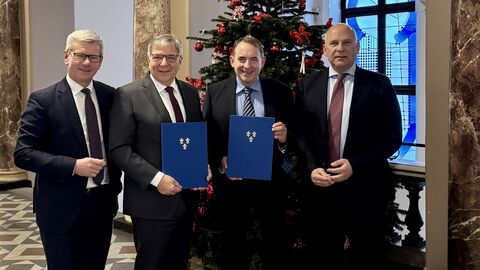 Von links nach rechts sind zu sehen: Wiesbadens Baudezernent Kowol und Oberbürgermeister Mende, Finanzminister Lorz und Innenminister Poseck.