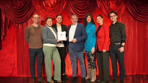 Sie freuten sich zusammen mit Finanzminister Professor Dr. R. Alexander Lorz (Bildmitte) über 3000 Euro für ihr Galli-Theater (von links nach rechts): Simon Geronimo, Heidrun Ohnesorge, Oliver Born, Daisy Jane Ehrlich, Viviane Hanna und Cajo Unger. 